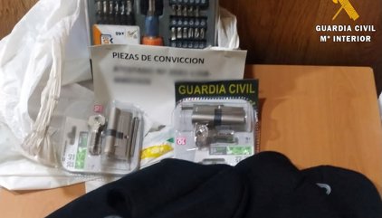 A prisión cinco personas por expulsar "por la fuerza" a una familia de su casa de Roquetas de Mar (Almería)