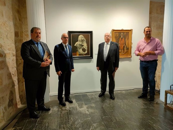 El comisario de la exposición, Manuel González Gajate, el presidente de la Diputación de Salamanca, Javier Iglesias, el coleccionista Manuel González y el diputado de Cultura, David Mingo, de izquierda a derecha.