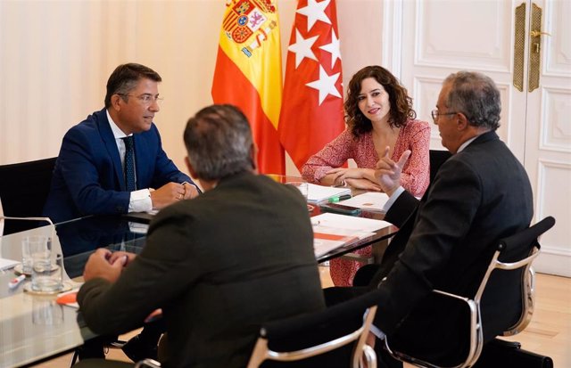 Díaz Ayuso en la reunión con el portavoz del PP en la Asamblea de Madrid, Pedro Muñoz Abrines