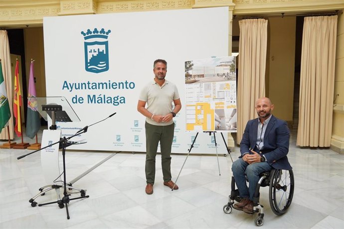 El concejal de Ordenación del Territorio y el del distrito Málaga Este, Raúl López y Carlos Conde, respectivamente, en rueda de prensa