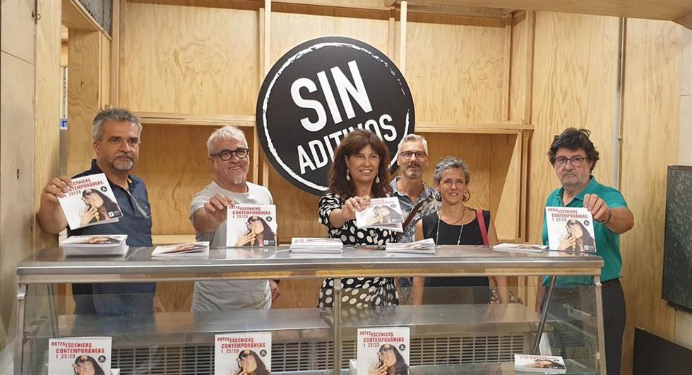 La concejala de Cultura y Turismo del Ayuntamiento de Valladolid, Ana Redondo (centro), junto a participantes en la programación del LAVA de la temporada 22/23 durante la presentación del abono en Galerías VA