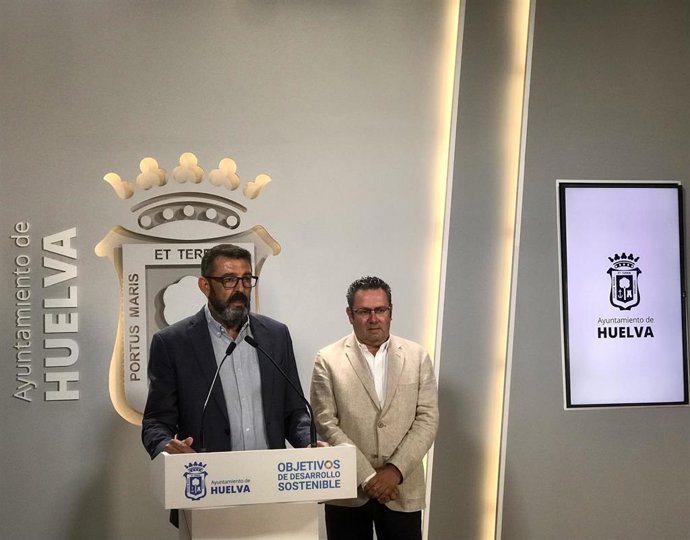 El concejal de Movilidad y Seguridad Ciudadana del Ayuntamiento de Huelva y presidente de Emtusa, Luis Albillo; y el gerente de la empresa, Manuel Bendala, en rueda de prensa.