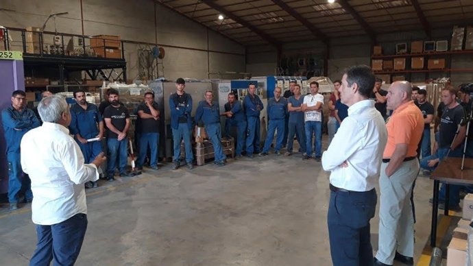 Responsables del área balear de Endesa, junto a empleados de empresas colaboradoras durante la campaña de prevención de riesgos en redes eléctricas.