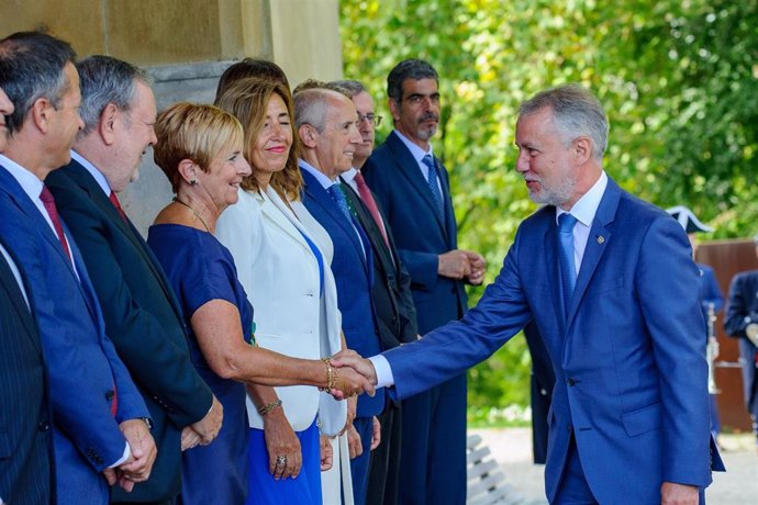 La consejera de Desarrollo Económico, Sostenibilidad y Medio Ambiente del Gobierno Vasco, Arantxa Tapia, saluda al Lehendakari Iñigo Urkullu a su llegada al primer consejo de Gobierno del curso político, en el Palacio Miramar de Donostia.