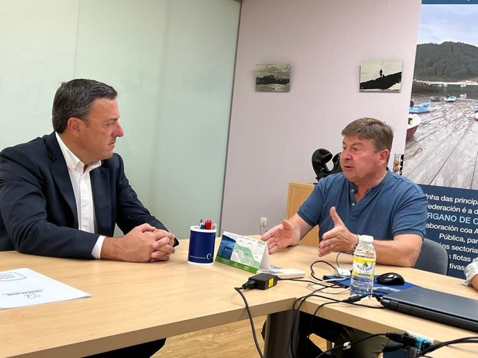 El Secretario Xeral Del Psdeg, Valentín González Formoso, Y El Presidente De La Federación Gallega De Cofradías, José Antonio Pérez, En Una Reunión Sobre La Pesca De Fondo