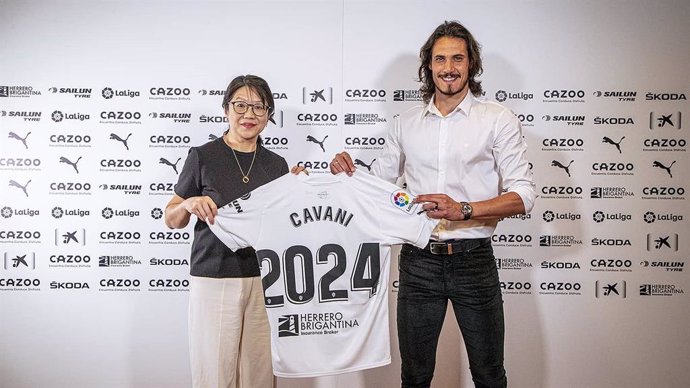 El delantero del Valencia Edinson Cavani junto a la presidenta Layhoon Chan