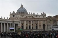 Un cardenal a la salida de la cumbre en el Vaticano: "El Papa está plenamente comprometido"