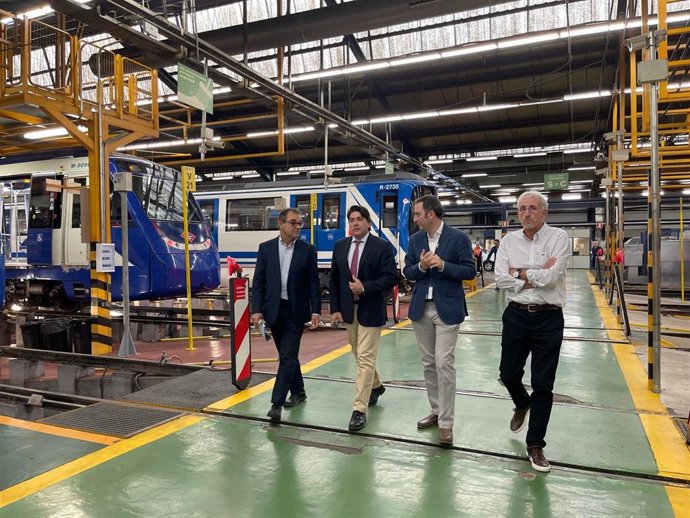 El consejero de Transportes e Infraestructuras, David Pérez, en una visita a los talleres centrales de Metro en Canillejas (Madrid).
