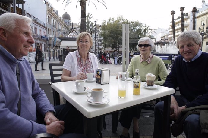 Archivo - Turistas senior visitan España