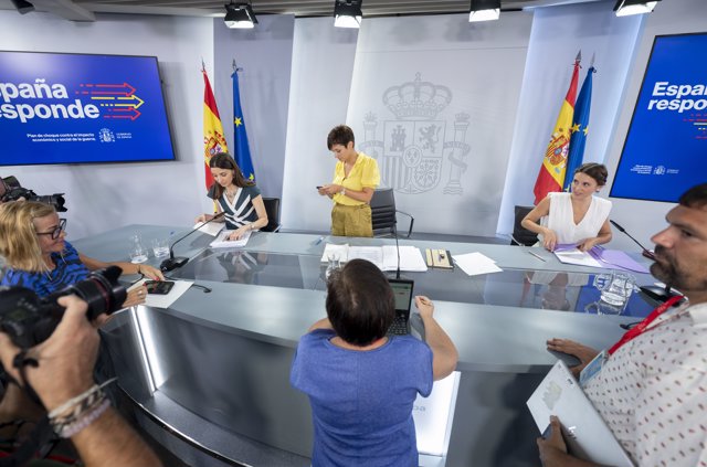 (I-D) La ministra de Justicia, Pilar Llop; la ministra Portavoz, Isabel Rodríguez y la ministra de Igualdad, Irene Montero, al finalizar una rueda de prensa posterior a la reunión del Consejo de Ministros, a 30 de agosto de 2022, en Madrid (España).
