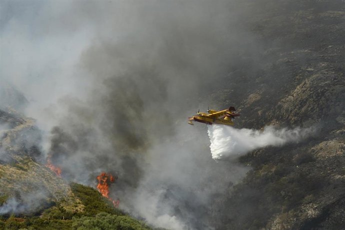 Un hidroavión realiza labores de extinción de un incendio forestal en la Serra do Leboreiro, en el parque natural de Baixa Limia e Serra do Xurés, a 26 de agosto de 2022, en Serra do Xurés, Ourense, Galicia (España). La superficie afectada por el incend