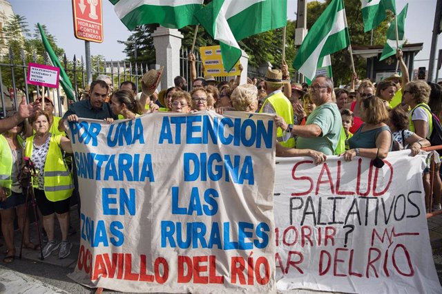 Unas 250 personas se concentran ante el Parlamento andaluz para reclamar una "sanidad digna" en las zonas rurales.