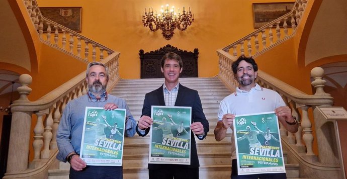 El Ayuntamiento de Sevilla y la Federación Andaluza de Pádel presentan el Abierto Internacional de Veteranos de pádel, que se celebra este fin de semana (3 y 4 de septiembre) en la ciudad y en el que participan 73 parejas residentes en Andalucía.