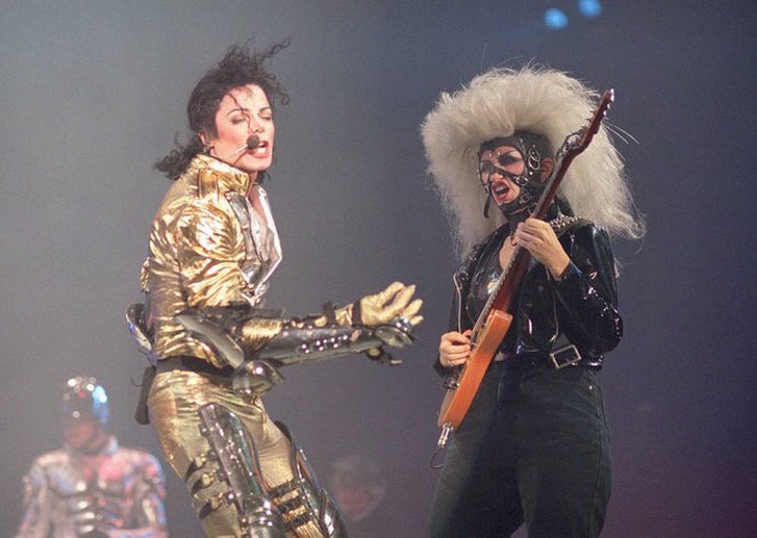 La guitarrista Jennifer Batten, de gira con de Michael Jackson