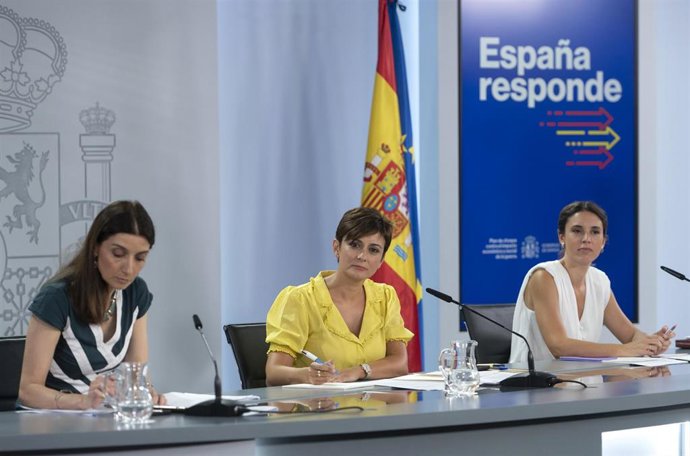 (I-D) La ministra de Justicia, Pilar Llop; la ministra Portavoz, Isabel Rodríguez y la ministra de Igualdad, Irene Montero, durante una rueda de prensa posterior a la reunión del Consejo de Ministros, en el Palacio de La Moncloa, a 30 de agosto de 2022,