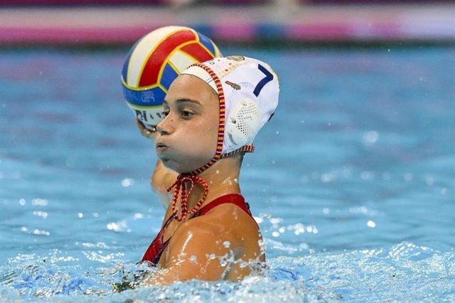 La Jugadora De La Selección Femenina De Waterpolo Elena Ruiz