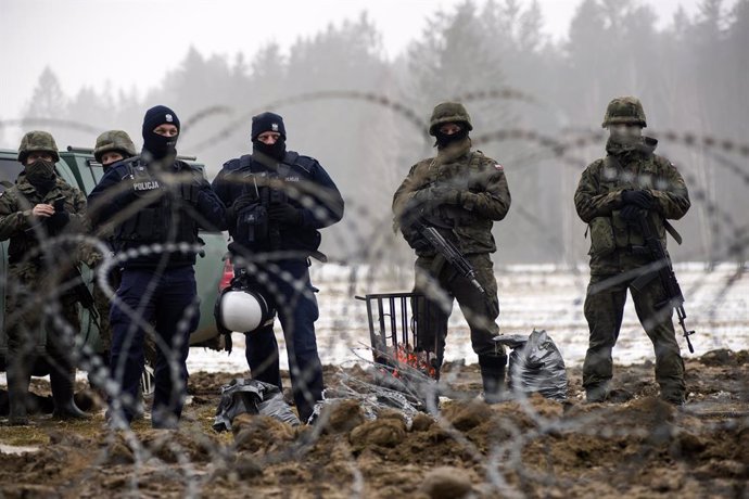 Forces de seguretat de Polnia supervisen la construcció de barreres a la frontera amb Bielorússia.