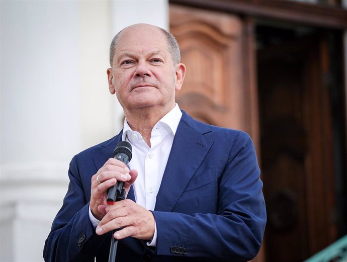 30 August 2022, Saxony-Anhalt, Meseberg: German Chancellor Olaf Scholz gives a press statement outside Meseberg Palace ahead of the closed meeting of the German cabinet. Photo: Kay Nietfeld/dpa