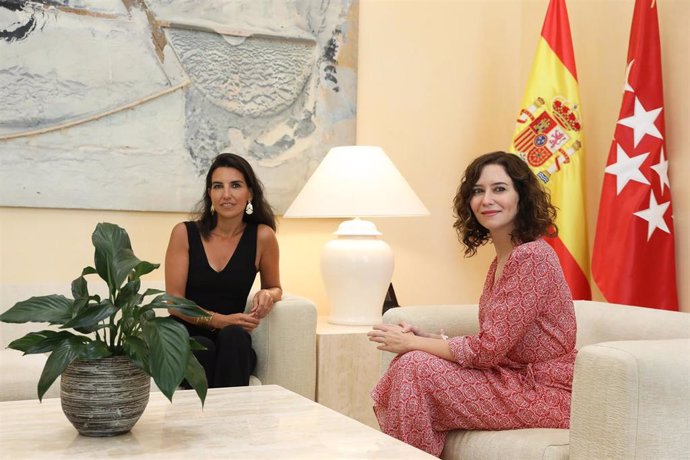 La portavoz de Vox en la Asamblea de Madrid, Rocío Monasterioy la presidenta de la Comunidad de Madrid, Isabel Díaz Ayuso