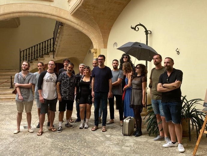 Los 16 finalistas del Concurso Pop Rock, junto al regidor de Cultura y Bienestar Social, Antoni Noguera.