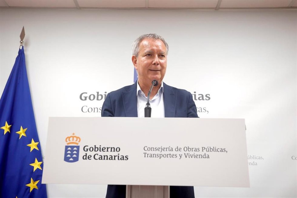 Archivo - El consejero de Obras Públicas, Transporte y Vivienda del Gobierno de Canarias, Sebastián Franquis
