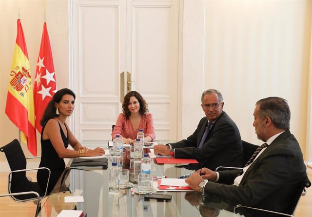 La portavoz de Vox en la Asamblea de Madrid, Rocío Monasterio; la presidenta de la Comunidad de Madrid, Isabel Díaz Ayuso; y los consejeros Enrique Ossorio y Enrique López