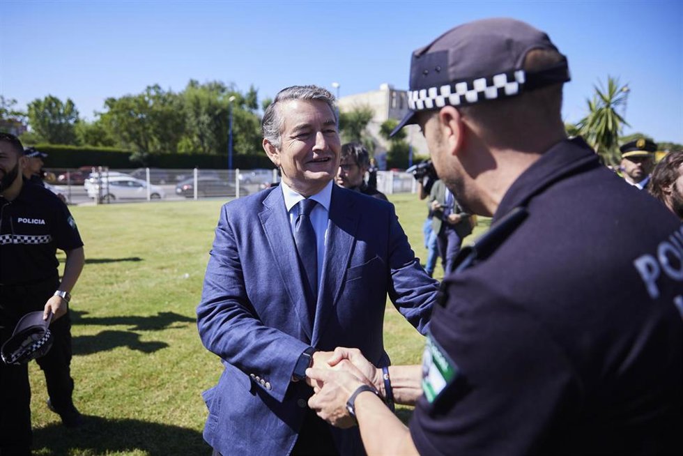 Archivo - El consejero de Presidencia, Interior y Diálogo Social de la Junta de Andalucía, Antonio Sanz, saluda una agente de la Policía Local 