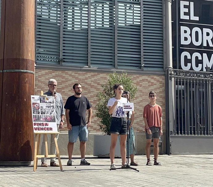 Imágen de la rueda de prensa sobre los actos de la Diada de la izquierda independentista con la portavoz de Arran Marina Gispert y el diputado de la CUP Carles Riera (Pl.Comercial: ante el Born CCM)