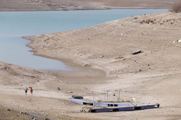 Archivo - El embalse de La Viñuela, ubicado en La Axarquía, se encuentra al 15% de su capacidad total a causa de la sequía provocada por la falta de precipitaciones en este invierno a19 de febrero de 2022 Málaga, Andalucía.