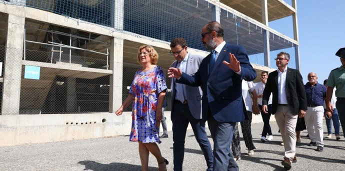 El presidente de Aragón, Javier Lambán, y la consejera de Ciudadanía y Derechos Sociales del Ejecutivo aragonés, María Victoria Broto, durante su visita a las obras de la residencia de Mequinenza.