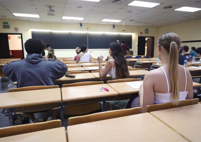 Archivo - Varios estudiantes en un aula de un facultad, foto de archivo