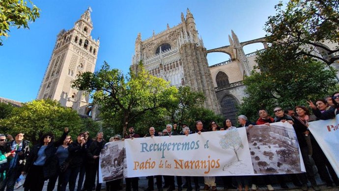 Archivo - Concentración para que el Patio de los Naranjos vuelva a estar abierto al público en una imagen de archivo.