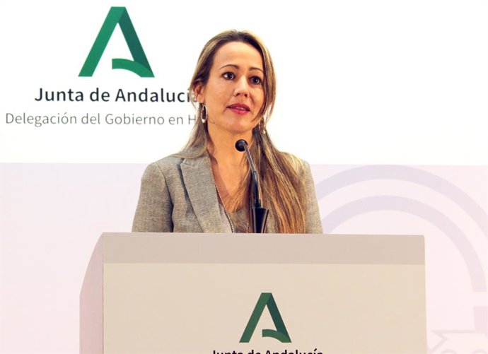Archivo - La delegada de la Junta en Huelva, Bella Verano, durante la presentación de las Banderas de Andalucía en Huelva.