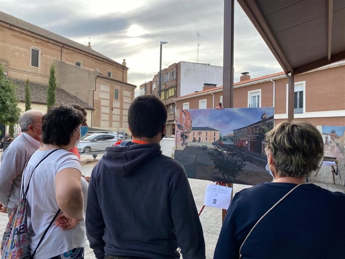 Vecinos y visitantes observan alguna de las obras del certamen en la anterior edición.