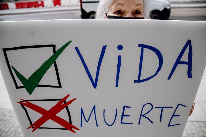 Archivo - Una persona sujeta una pancarta durante una acción contra la ley del aborto, en el Ministerio de Igualdad, a 8 de junio de 2022, en Madrid (España). Derecho a Vivir, una asociación provida, ha hecho entrega a la ministra de Igualdad de 91.118 