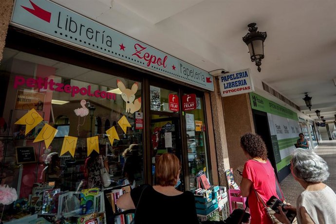 Varias personas hacen cola en la librería-papelería 'Zepol'