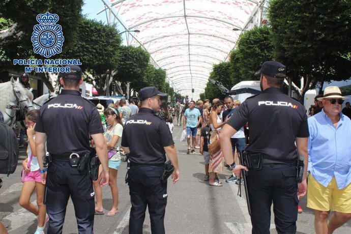 Archivo - Agentes de Policía Nacional durante la Feria de Almería de 2019.