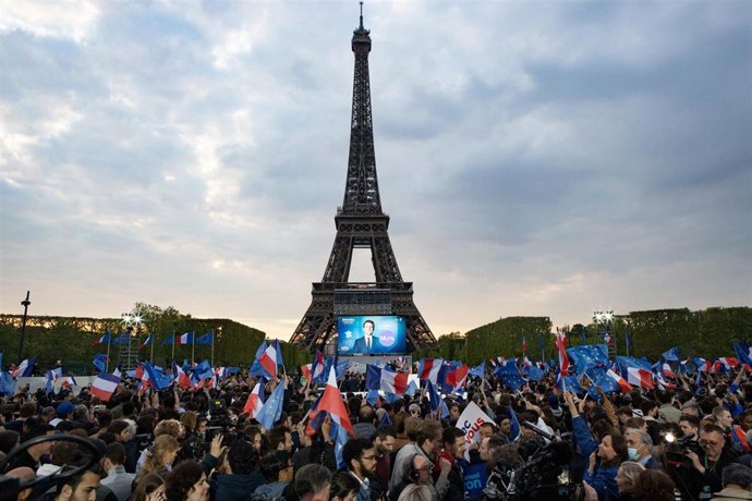 La Torre Eiffel en París y banderas francesas