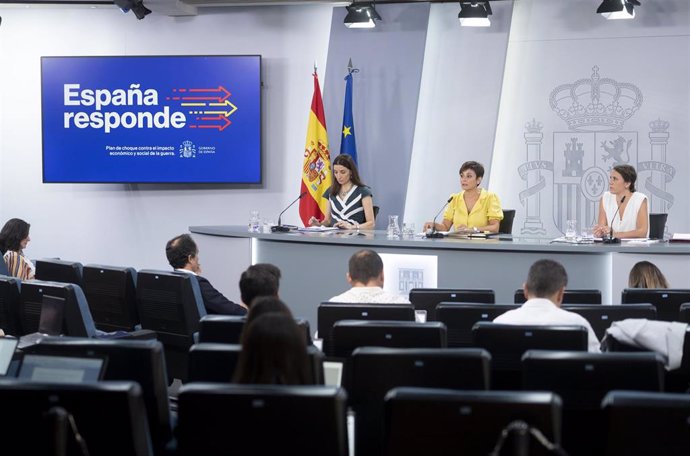 (I-D) La ministra de Justicia, Pilar Llop; la ministra Portavoz, Isabel Rodríguez y la ministra de Igualdad, Irene Montero, durante una rueda de prensa posterior a la reunión del Consejo de Ministros.