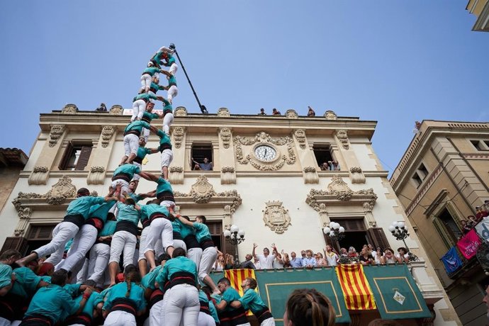 El 3 de 10 con 'folre' y manillas de los Castellers de Vilafranca durante la Diada de Sant Flix