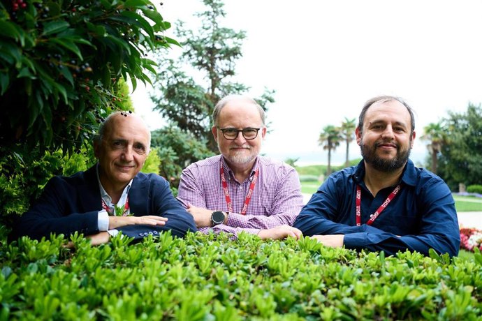 Los investigadores German Rivas, Rafel Giraldo y Raúl Fernández, participantes en la VIII edición de la Escuela de Biología Sintética Integrativa 'Frontiers in Synthetic Biology' en la UIMP