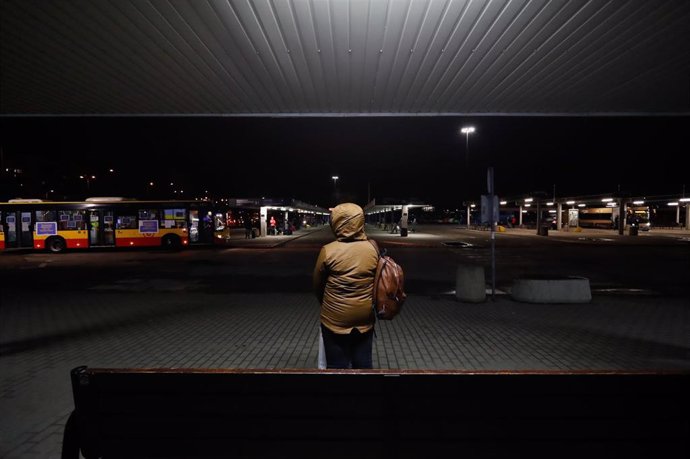 Una refugiada ucraniana en una estación de autobús en Varsovia