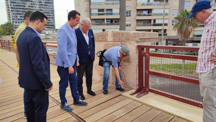 El subdelegado de Gobierno examina desperfectos en las obras del Cable Inglés.