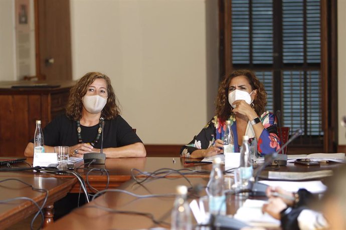 Archivo - La presidenta de las Illes Balears, Francina Armengol (i), y la ministra de Hacienda, María Jesús Montero (d).