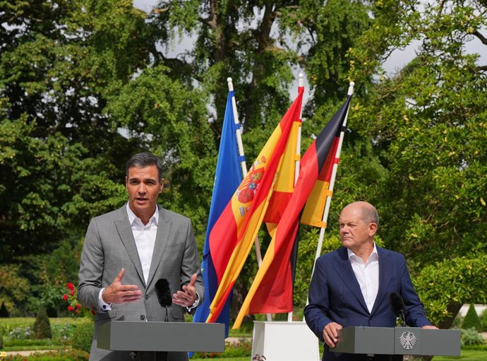 30 August 2022, Saxony-Anhalt, Meseberg: German Chancellor Olaf Scholz (R) and Pedro Sanchez, Prevalgui Minister of Spain, give statements during the closed meeting of the German Cabinet at Meseberg Palace in the Baroque Garden. Photo: Soeren Stache/dpa