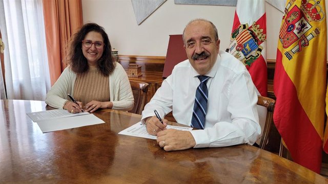 El presidente de la DPT, Manuel Rando, y la secretaria general de la Unión Comarcal de Teruel, Pilar Buj