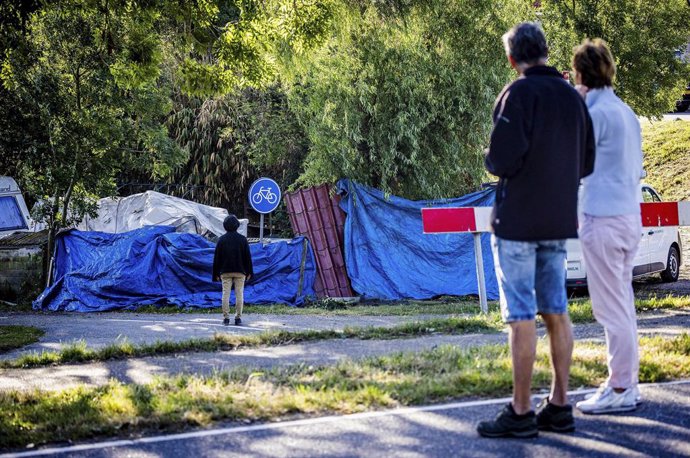 27 August 2022, Netherlands, Nieuw-Beijerland: Residents stand at the scene of an accident where a truck rolled into a street party causing the death of several people. Photo: Jeffrey Groeneweg/ANP/dpa