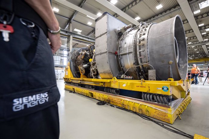 03 August 2022, North Rhine-Westphalia, Muelheim: A general view of the gas turbine after it was maintaned in Canada, during the German Chancellor Olaf Scholz's (not pictured) visit to inspect the turbine of the "Nord Stream 1" gas pipeline ahead of sen