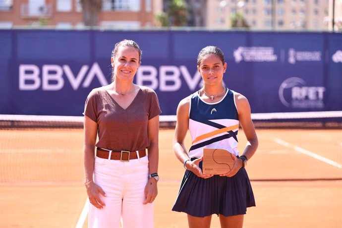 Archivo - Anabel Medina junto a la ganadora del torneo Sub-16 del BBVA Open Internacional de Valencia de 2021