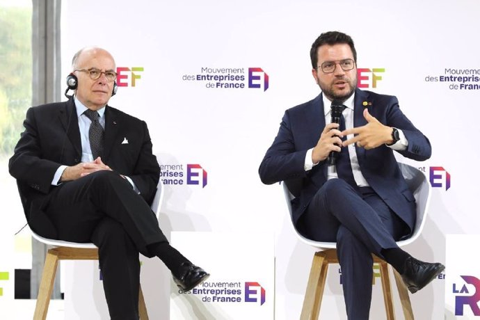 El exprimer ministro francés, Bernard Cazeneuve, y el presidente de la Generalitat, Pere Aragonpes, en la Rencontre des Entrepeneurs de France de la patronal Medef, que se celebra en París (Francia), a 30 de agosto de 2022.